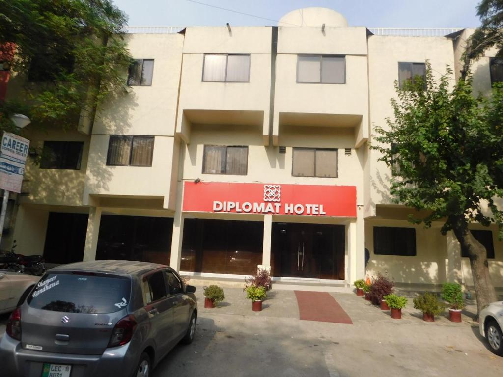 Diplomat Hotel - image 4