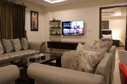 Executive One-Bedroom Apartment With Free WifiNetflixBreakfast In Bahria Town - image 7
