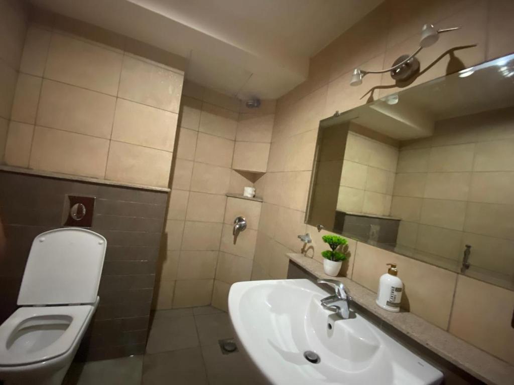 Royal Two Bed Service Apartment F 10 Silver Oaks Islamabad - image 2