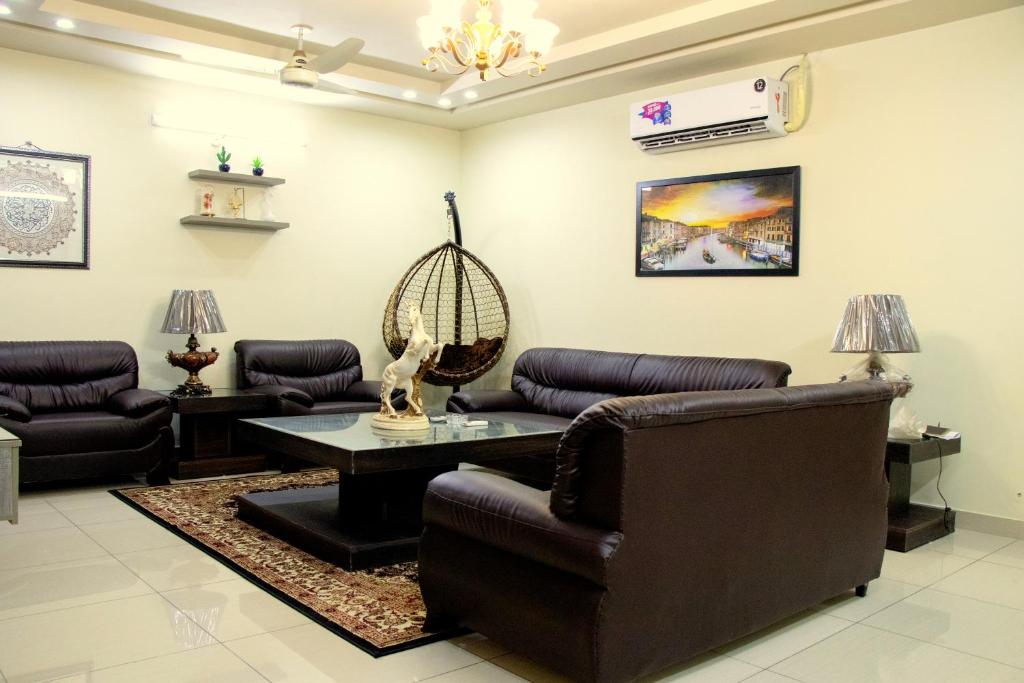 Executive 3 Bedrooms Park Face Apartment In Bahria Town - image 5