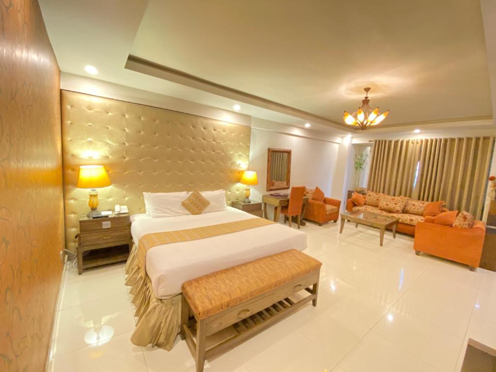 Envoy Continental Hotel - main image