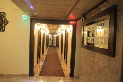 Envoy Continental Hotel - image 11