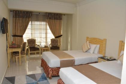 Envoy Continental Hotel - image 12
