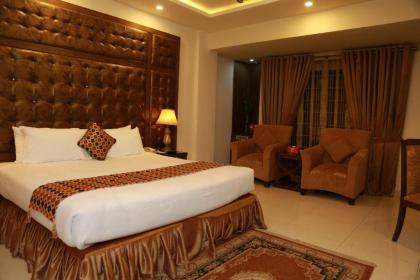 Envoy Continental Hotel - image 13