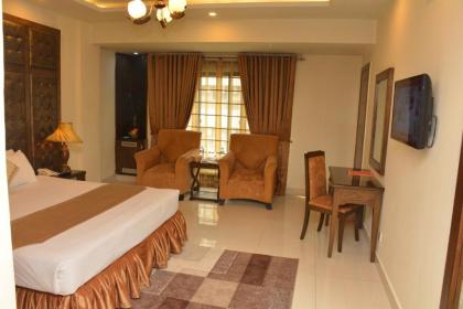 Envoy Continental Hotel - image 14