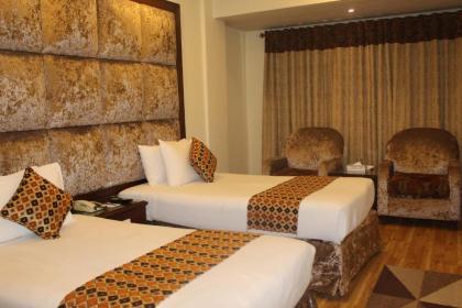 Envoy Continental Hotel - image 16