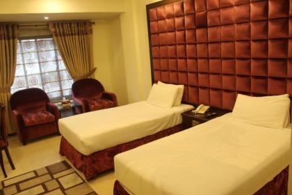 Envoy Continental Hotel - image 17
