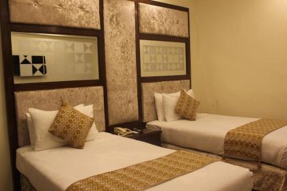 Envoy Continental Hotel - image 18