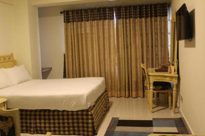 Envoy Continental Hotel - image 2