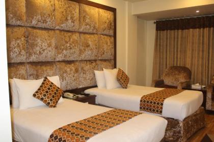 Envoy Continental Hotel - image 20