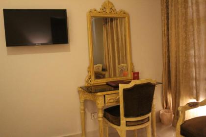 Envoy Continental Hotel - image 5
