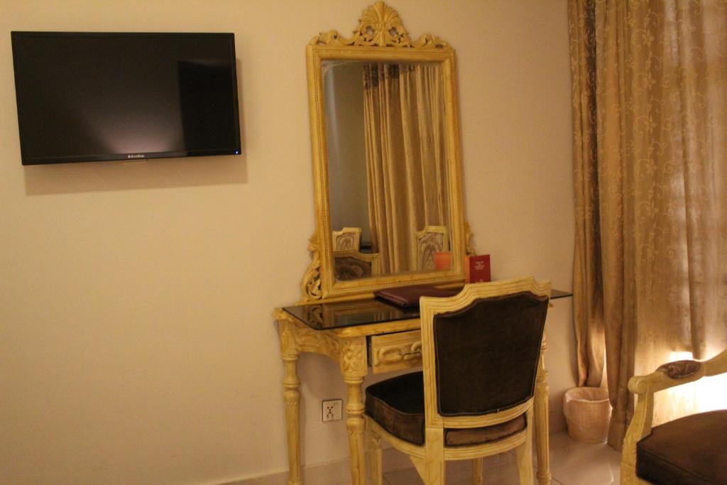 Envoy Continental Hotel - image 5