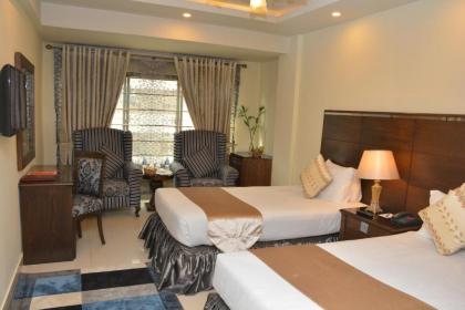 Envoy Continental Hotel - image 8