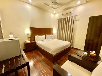 Shelton Hotel - image 1
