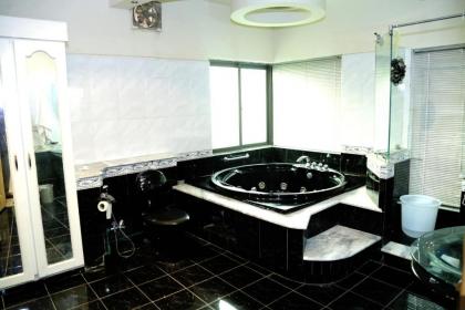 Apex Inn Guest House - image 10