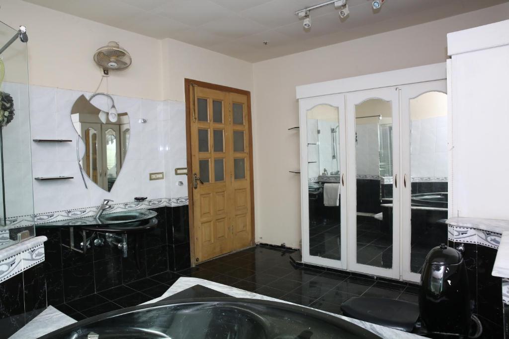 Apex Inn Guest House - image 3