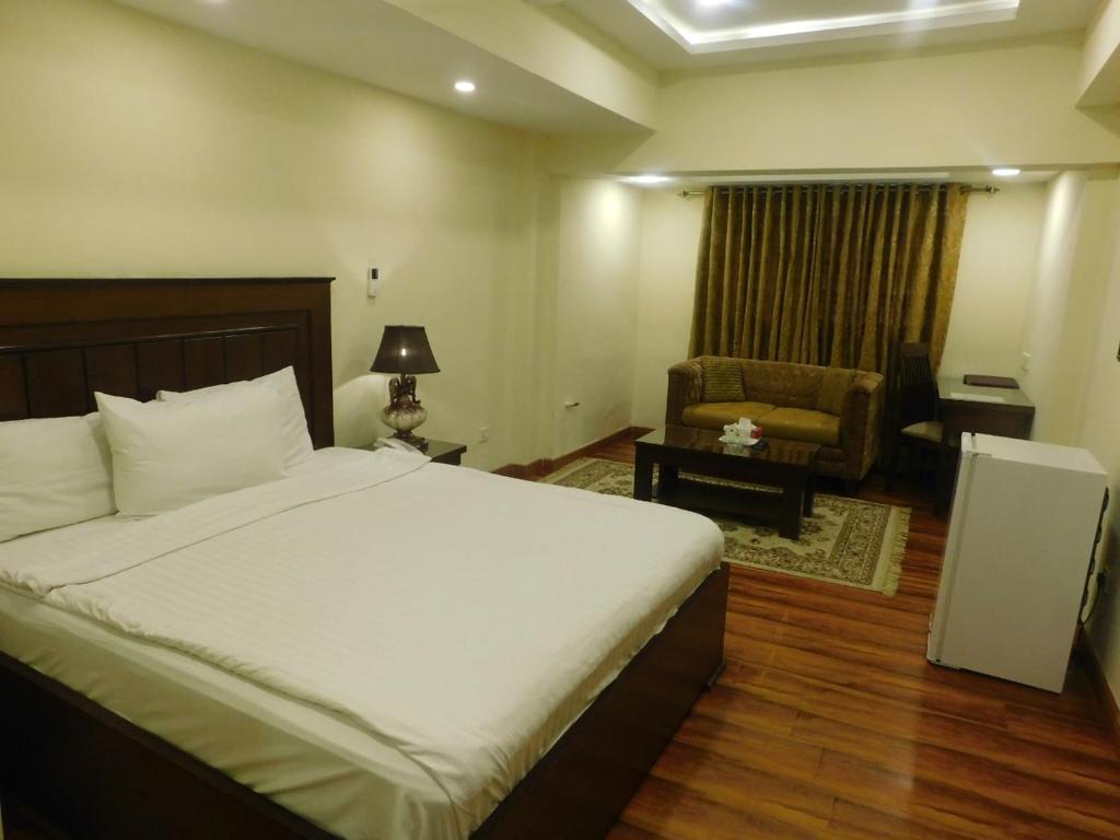 Diplomat Hotel - image 2