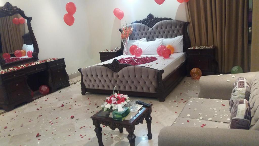 Executive Galaxy Guest House - image 2