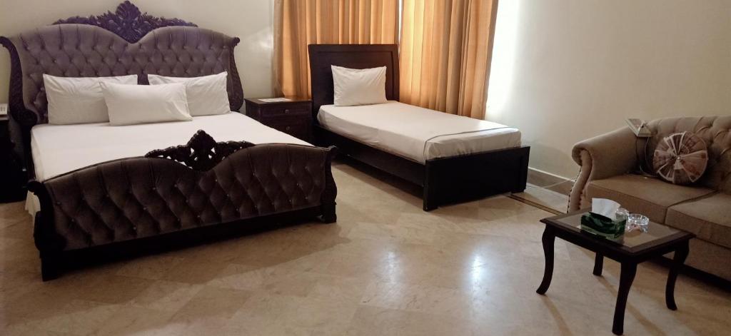 Executive Galaxy Guest House - image 3