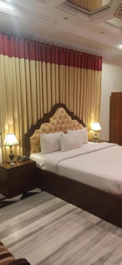 Executive Galaxy Guest House - image 8