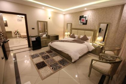 Safari Club 4 - image 1