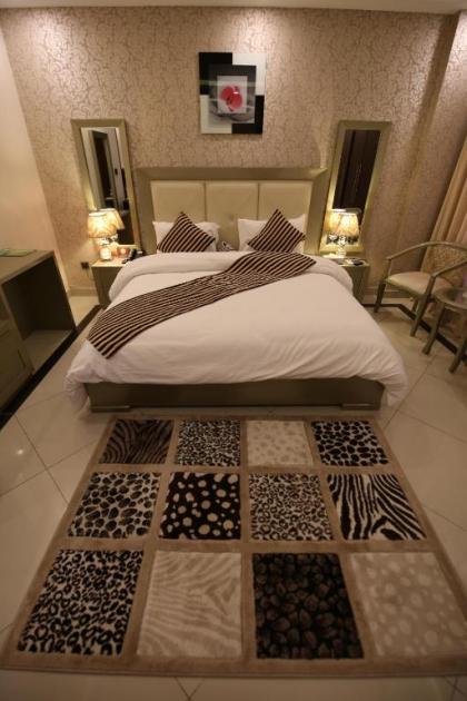 Safari Club 4 - image 16