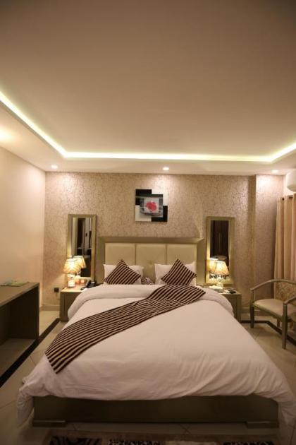 Safari Club 4 - image 18