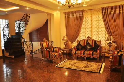 Reina Boutique Hotel - image 1