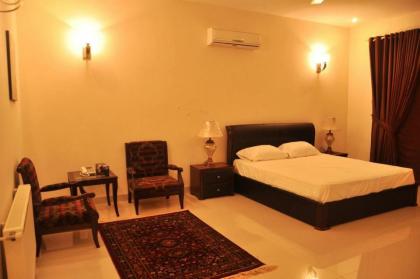Reina Boutique Hotel - image 2