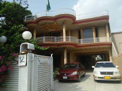 Paramount GuestHouse - image 1