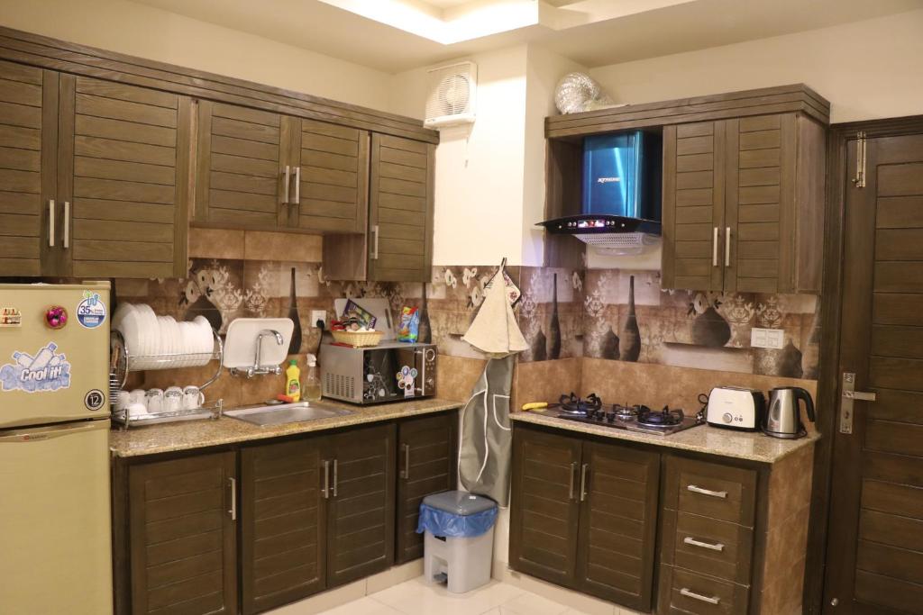 Luxurious Landing Apartments & Suites Bahria Town - image 4