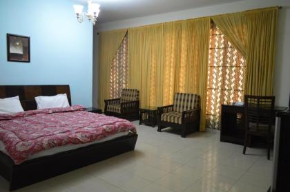 Royal Manor - image 1