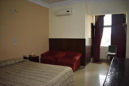 Hotel De Mall - image 3