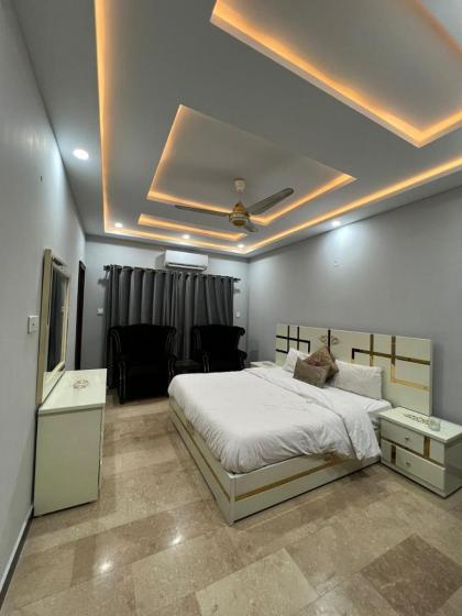 luxury 2 bed TV LAUNCH kitchen car parking netflix - image 4