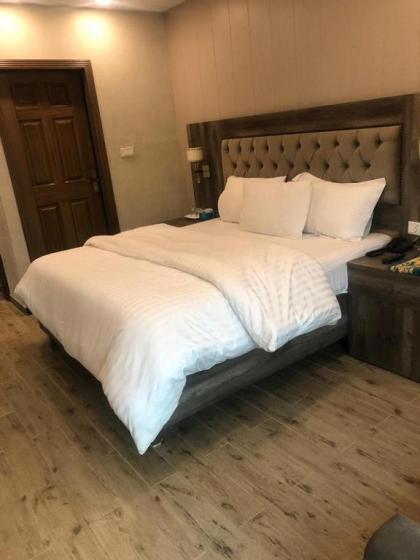 Empire Hotel - image 2