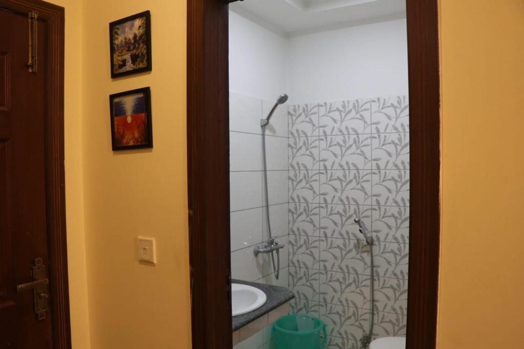 Cozy Studio Apartment In Bahria town - image 2