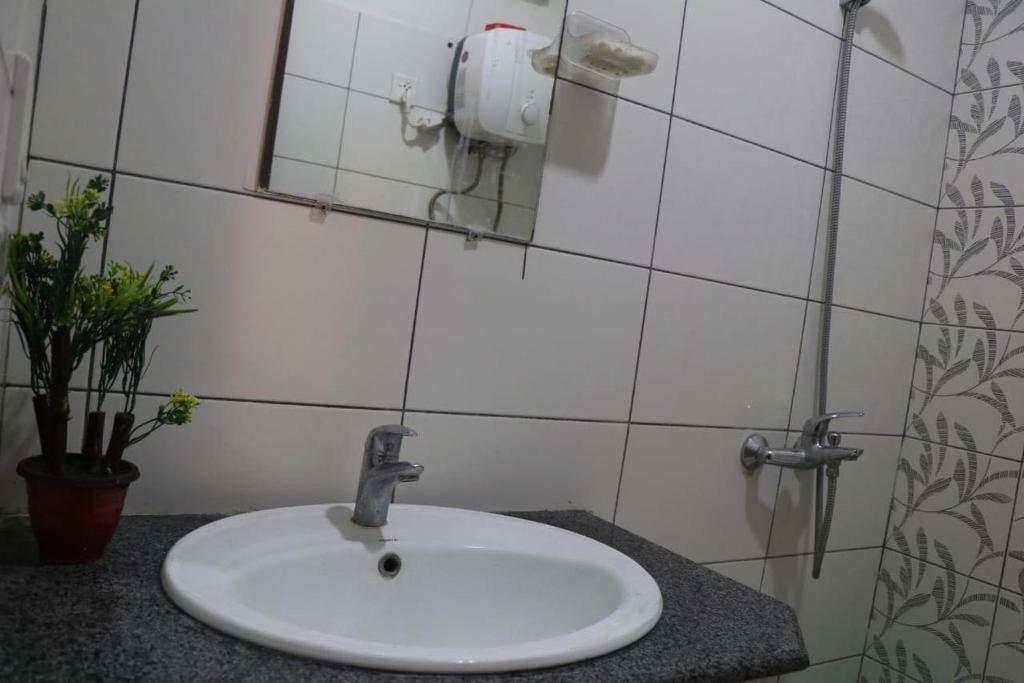 Cozy Studio Apartment In Bahria town - image 3