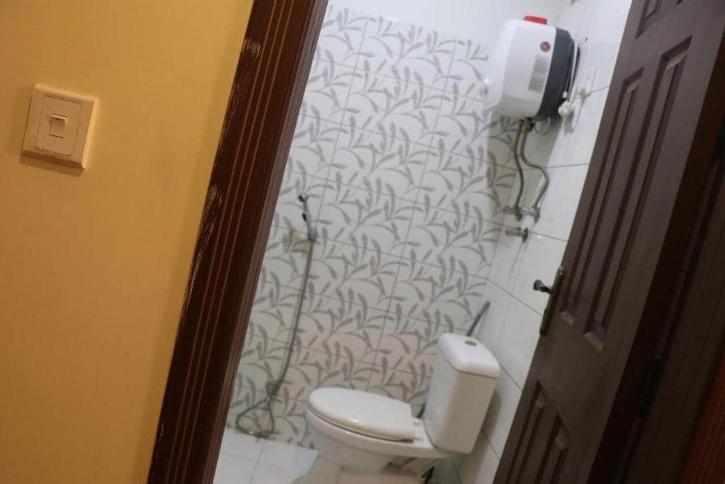 Cozy Studio Apartment In Bahria town - image 4