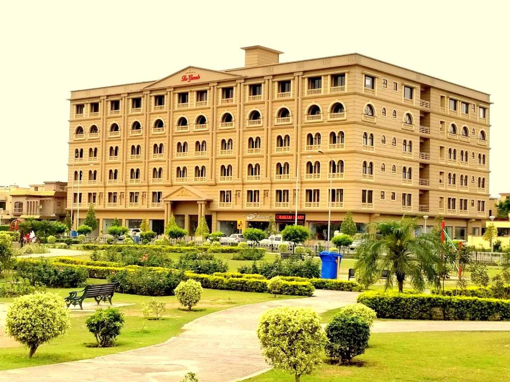 Executive 3 Bedrooms Apartment In Bahria Town - main image