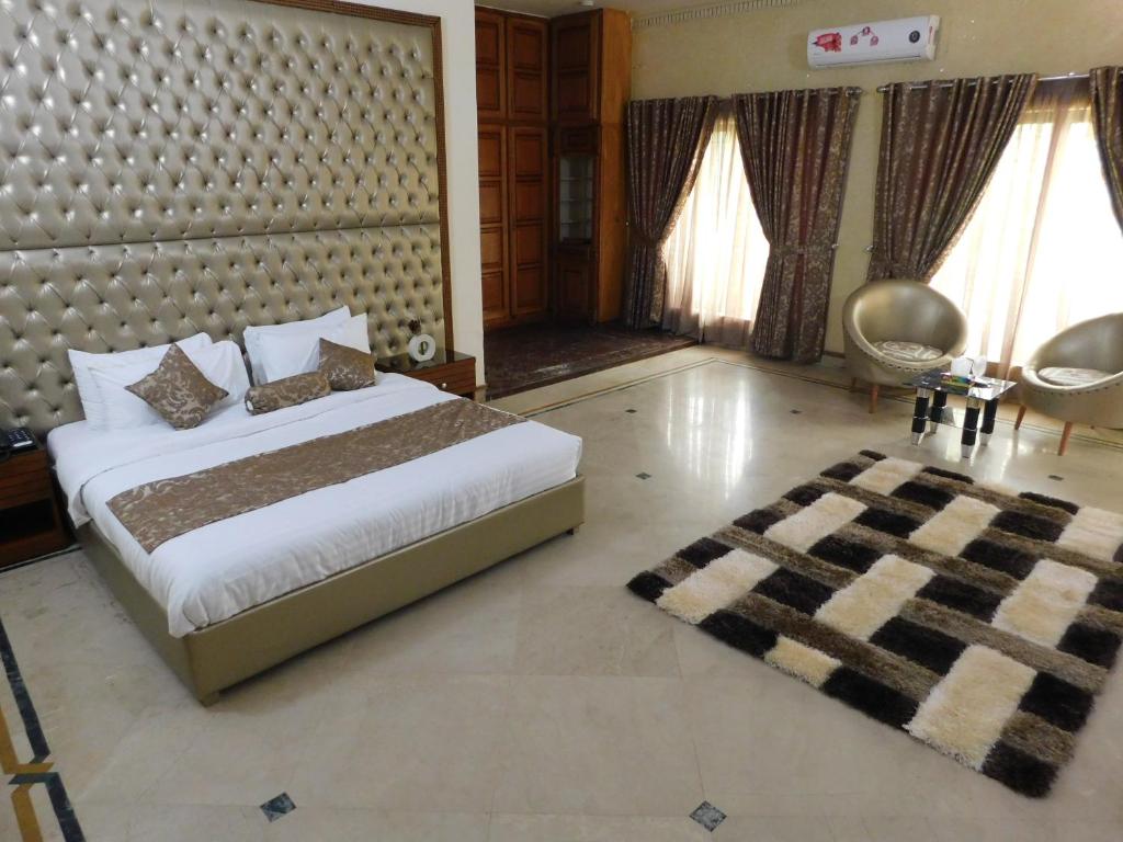 Casa Blanca Executive - image 2
