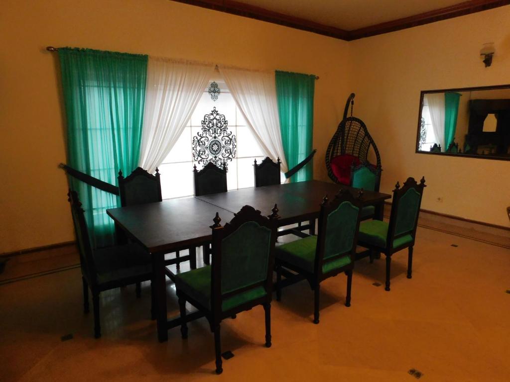 Casa Blanca Executive - image 7