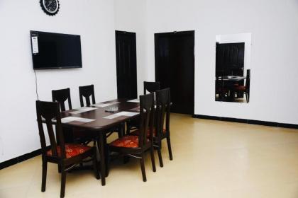 Lux Lounge Guest House - image 10