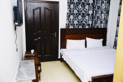 Lux Lounge Guest House - image 9