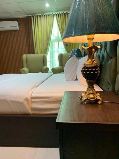 Royal Motel Executive - image 1