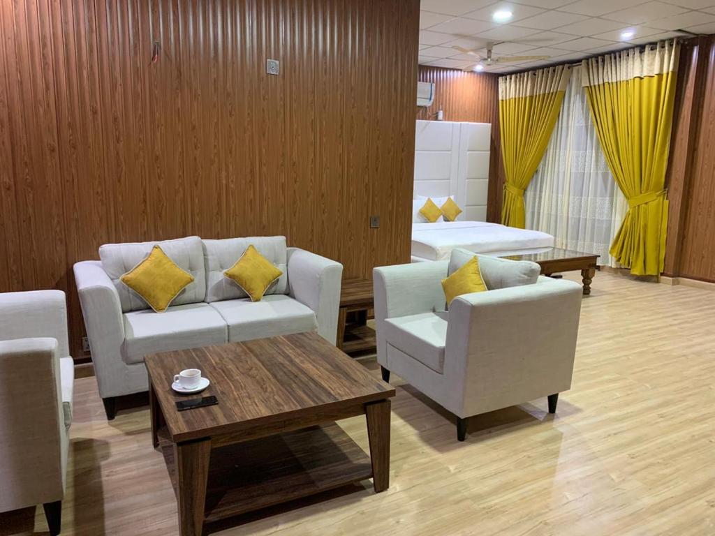 Royal Motel Executive - image 3