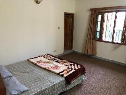 cheerful 3 bedroom house with parking - image 13