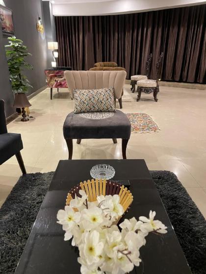 Freddy's Luxury Apartments - image 8