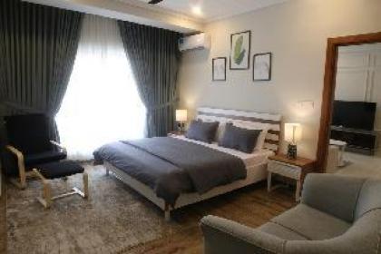 Lovely 1 Bed Deluxe Serviced Apartment - image 2