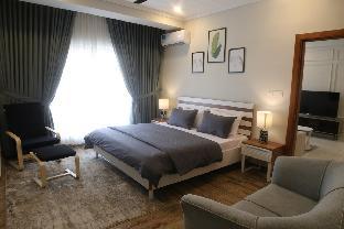 Lovely 1 Bed Deluxe Serviced Apartment - image 2