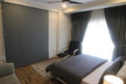 Lovely 1 Bed Deluxe Serviced Apartment - image 3